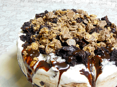 Reese's Brownie Ice Cream Cake // Budget Girl --- Featuring Moose Track's ice cream, this is super chocolate-y ice cream cake is sure to satisfy your sweet tooth. #ice #cream #cake #reeses #peanut #butter #cups #brownies #desserts