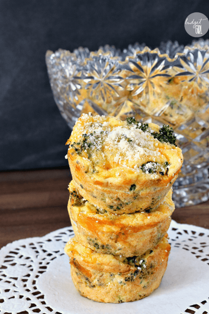 Broccoli and cheese egg muffins are an easy, healthy breakfast food. They're great to make ahead of time, freezable, and a great grab-and-go breakfast. || via diybudgetgirl.com #broccoli #cheese #eggs #breakfast #healthy #skinny #grabandgo #easy #quick