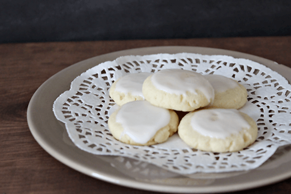 Almond Sugar Cookies --- Soft, melt-in-your-mouth almond cookies and topped with icing. || via diybudgetgirl.com #baking #cookies #almond #food #recipes 