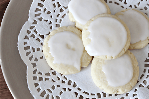 Almond Sugar Cookies --- Soft, melt-in-your-mouth almond cookies and topped with icing. || via diybudgetgirl.com #baking #cookies #almond #food #recipes 