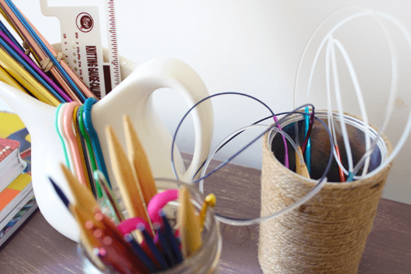 Organizing Knitting Supplies --- Knitting requires a lot of little tools, which can become difficult to keep track of. Use regular household items to keep your knitting supplies in one place. || via diybudgetgirl.com #knitting #organization #organize #supplies #needles #crochet