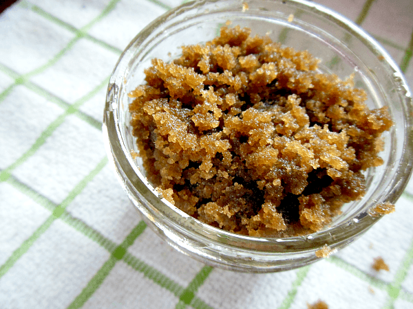 Brown Sugar & Coconut Oil Body Scrub // Budget Girl --- Brown sugar & coconut oil body scrub is gentle on your skin. It will help exfoliate and prevent black heads, white heads, etc. Use it once a week. #scrub #skin #brown #sugar #coconut #oil #body