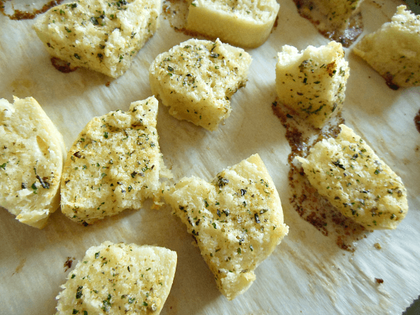 Cheesy Garlic Croutons // Budget Girl --- These croutons are incredibly easy to make and can be customized to fit your own tastes. Much better than store bought! #croutons #bread #baking #food #recipes