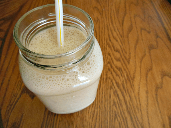 Oatmeal Cookie Smoothie // Budget Girl --- This oatmeal cookie smoothie is surprisingly easy to make and does, in fact, take like an oatmeal cookie. 