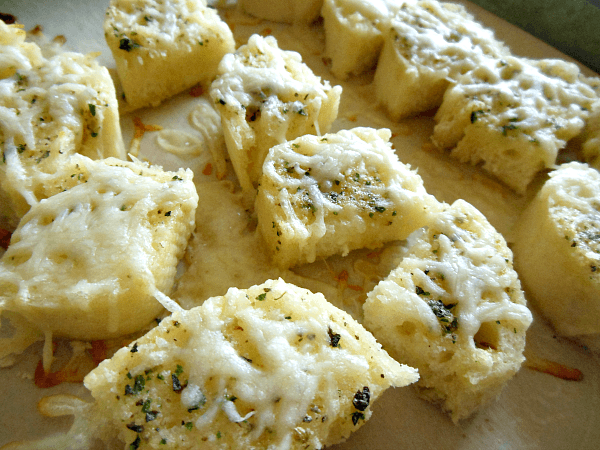 Cheesy Garlic Croutons // Budget Girl --- These croutons are incredibly easy to make and can be customized to fit your own tastes. Much better than store bought! #croutons #bread #baking #food #recipes
