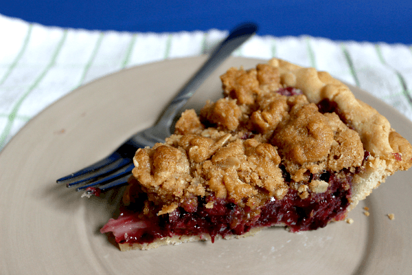 Blackberry Pie with a Crumb Topping // Budget Girl --- A sweet, fruity filling topped with a cinnamon streusel-type topping.  Use any type of berry. #fruit #pie #dessert #blackberries #crumb #food #recipes #baking