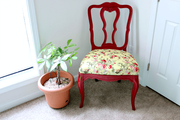 How to Reupholster a Dining Chair Seat + Dumpster Chair Reveal // Budget Girl --- My first try at reupholstering anything. It turned out so much nicer than I imagined! #chair #dining #reupholster #upholstery #decor #furniture