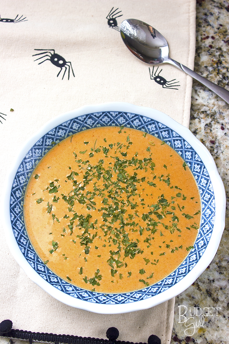 A creamy, savory pumpkin soup. This tastes exactly how you'd imagine fall would. :P Substitute the chicken broth with vegetable broth to make it vegetarian. || via diybudgetgirl.com #pumpkin #soup #food #recipes #cooking #fall #autumn #13daysofpumpkin