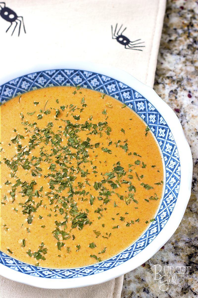 A creamy, savory pumpkin soup. This tastes exactly how you'd imagine fall would. :P Substitute the chicken broth with vegetable broth to make it vegetarian. || via diybudgetgirl.com #pumpkin #soup #food #recipes #cooking #fall #autumn #13daysofpumpkin