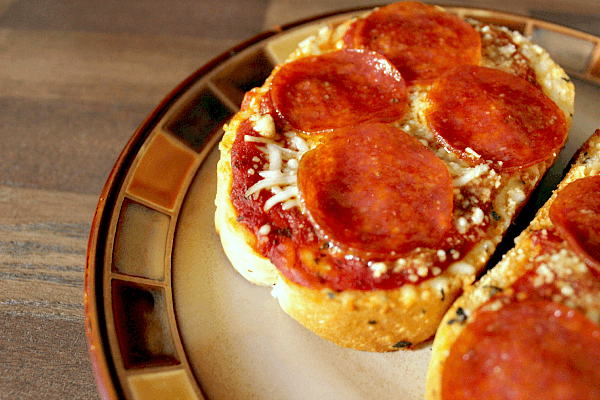 Garlic Bread Pizza // Budget Girl --- Incredibly easy to make and each one can be personalized, so everyone gets what they want. #pizza #bread #garlic #food #recipes #easy
