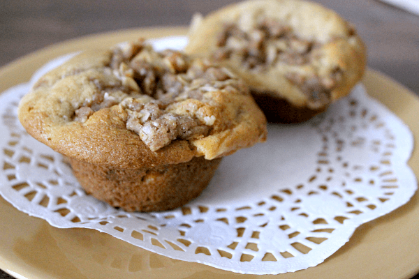 Peaches and Cream Muffins with Streusel // Budget Girl --- Warm, peach muffins filled with cream cheese and topped with crumbly, brown sugar & oat streusel. #baking #food #recipes 