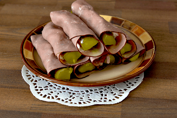 Pickle Beef Roll Ups --- Pickle beef roll ups are incredibly simple and easy to make. They're light and healthy and can be customized to fit any taste.  || via diybudgetgirl.com #pickles #beef #light #healthy #easy #snack #quick #donein10 #creamcheese