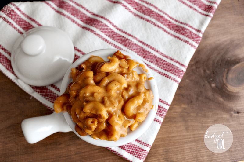 One Pot Chili Mac and Cheese --- One pot chili mac and cheese is the perfect comfort food, as it is made up of two popular comfort foods. It's easy and quick to make--done in 30 minutes! || via diybudgetgirl.com #chili #mac #cheese #one #pot #comfort #food #winter #30minutemeals