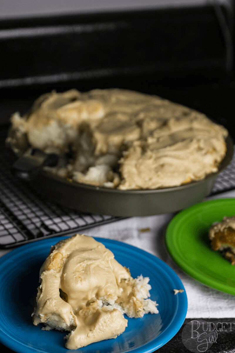Quick cinnamon rolls are the answer to my longstanding love for gooey, doughy sweet rolls spread thickly with glorious icing. || via diybudgetgirl.com #cinnamon #rolls #quick #simple #caramel #icing #frosting #breakfast #baking
