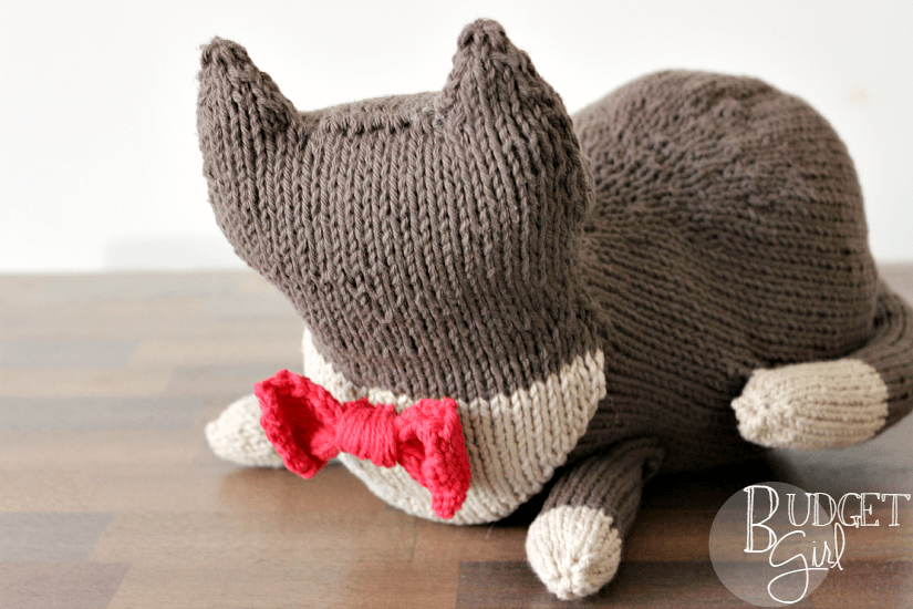 Stuffed Cat Knitting Pattern --- This stuffed cat can be customized in whatever color you want. It's cute as a decoration or as a stuffed toy. || via diybudgetgirl.com #cat #stuffed #knitting #knit #pattern #animal 