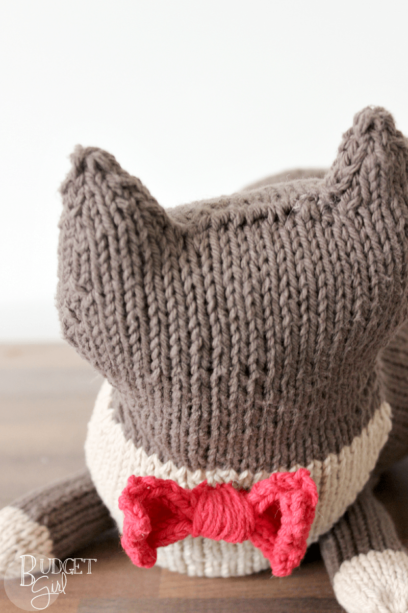 Stuffed Cat Knitting Pattern --- This stuffed cat can be customized in whatever color you want. It's cute as a decoration or as a stuffed toy. || via diybudgetgirl.com #cat #stuffed #knitting #knit #pattern #animal 