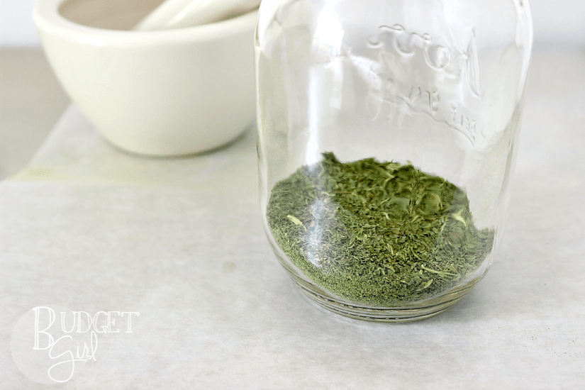Dried Kale Flakes --- Need more kale in your diet, but tired of seeing it go bad? Try making dried kale flakes in your oven! || via diybudgetgirl.com #kale #dried #herbs #spices #easy 