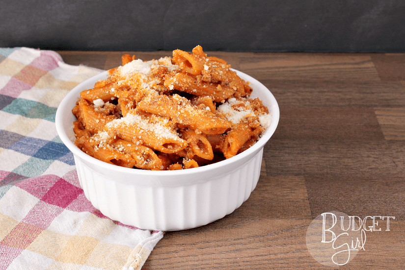 Easy One Pot Penne --- This easy one pot penne makes a great "emergency" dinner idea. Cooking the pasta within the sauce makes the sauce creamy without the addition of butter or milk. || via diybudgetgirl.com #penne #onepot #easy #quick #donein30 #30minutemeals #under30minutes #under30 #pasta #creamy