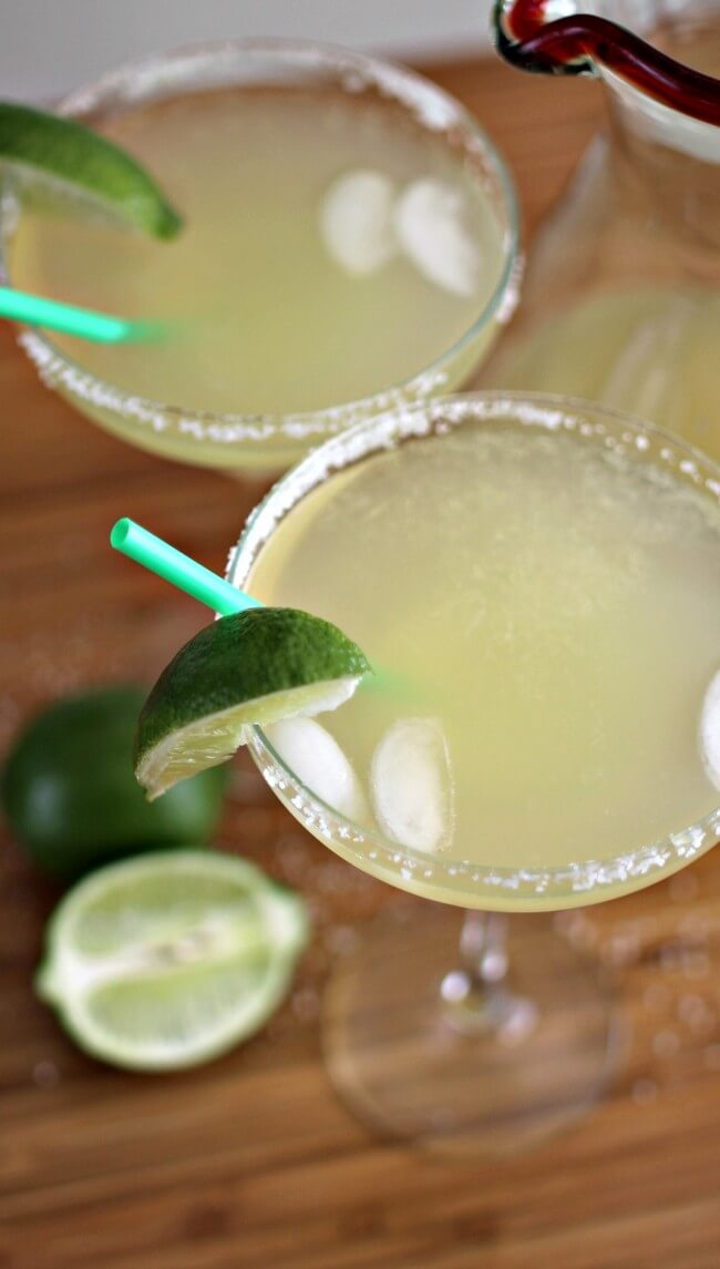 Easy Margarita -- Warm weather is here and it's time to ring it in with some of the blogosphere's best refreshing spring cocktails!